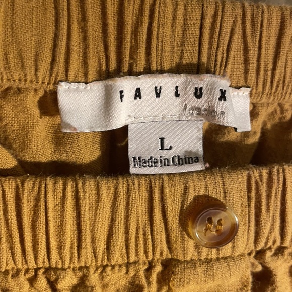 Off the shoulder top size L color is like mustard - Picture 2 of 3